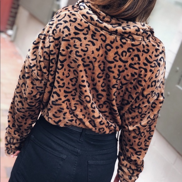 Nia Leopard Fleece Cropped Pull Over - Picture 3 of 7